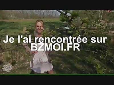 Une baise au milieu du parc