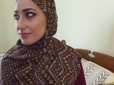 Arab girl accepts cash from rich guy in exchange for blowjob